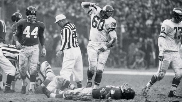 00-intro-Chuck-Bednarik-Frank-Gifford-001074864.jpg